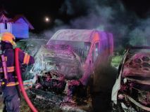 Ve Staročensku vzplálo auto, oheň zachvátil další tři vozy