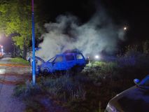 Ve Staročensku vzplálo auto, oheň zachvátil další tři vozy