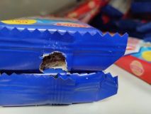 Prodejnu potravin na Trnovské uzavřela inspekce. Myši si tu pochutnávali na oplatkách v regálech