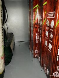 Prodejnu potravin na Trnovské uzavřela inspekce. Myši si tu pochutnávali na oplatkách v regálech