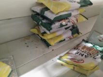 Prodejnu potravin na Trnovské uzavřela inspekce. Myši si tu pochutnávali na oplatkách v regálech