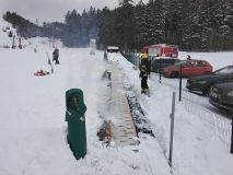 Pohyblivý pás pro nejmenší lyžaře se vzňal, obsluze nestačilo ani sedm hasicích přístrojů k uhašení požáru, povolala hasiče