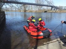 Na Přeloučsku hasiči prohledávali Labe. V úrovni obce Labětín našli ve vodě lidské tělo