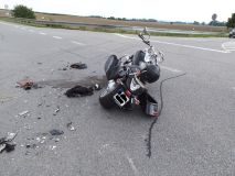 Další motocyklista byl dnes transportován vrtulníkem do nemocnice, utrpěl zranění po srážce s autem, ze něhož musel být řidič vyproštěn