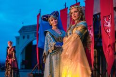 V květnu už derniéra, pokud jste ještě neviděli Noc na Karlštejně pod širým nebem pod Kunětickou horou, spěchejte