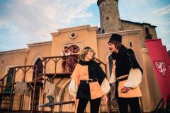 V květnu už derniéra, pokud jste ještě neviděli Noc na Karlštejně pod širým nebem pod Kunětickou horou, spěchejte