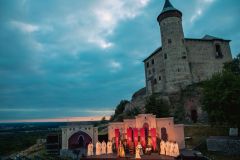 V květnu už derniéra, pokud jste ještě neviděli Noc na Karlštejně pod širým nebem pod Kunětickou horou, spěchejte