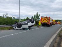 Auto skončilo na střeše na sjezdu u dálnice v Opatovicích nad Labem