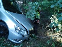 Auto vyjelo u obce Třibřichy ze silnice přes pole, skončilo v remízku v příkopu. Záchranáři museli řidiče resuscitovat
