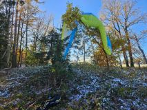 Paraglidista se zřítil u Luže, hasiči ho hledali pěšky v náročném terénu