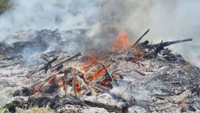 Požár hromady organického odpadu Úhřeticích na Chrudimsku likvidovalo šest jednotek hasičů