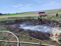 Požár hromady organického odpadu Úhřeticích na Chrudimsku likvidovalo šest jednotek hasičů