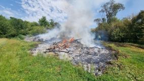 Požár hromady organického odpadu Úhřeticích na Chrudimsku likvidovalo šest jednotek hasičů