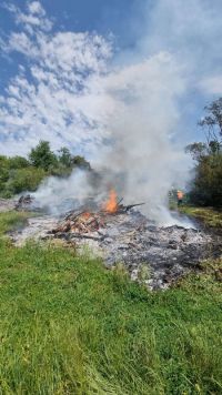 Požár hromady organického odpadu Úhřeticích na Chrudimsku likvidovalo šest jednotek hasičů