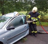 Tragická nehoda u Přelouče, řidiče se již oživit nepodařilo