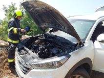 Zaparkovala vůz a šla domů. Po chvilce z auta šlehaly plameny