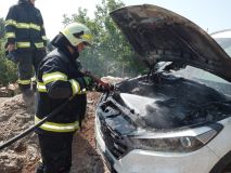 Zaparkovala vůz a šla domů. Po chvilce z auta šlehaly plameny