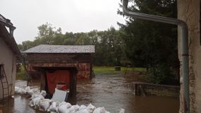 V Pardubickém kraji již spadlo přes 150 mm vody, na několika místech již toky dosáhly třetího povodňového stupně, a pršet ještě nepřestane, silničáři uzavírají některé úseky