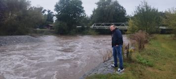 V Pardubickém kraji již spadlo přes 150 mm vody, na několika místech již toky dosáhly třetího povodňového stupně, a pršet ještě nepřestane, silničáři uzavírají některé úseky