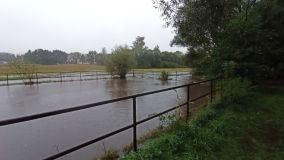 V Pardubickém kraji již spadlo přes 150 mm vody, na několika místech již toky dosáhly třetího povodňového stupně, a pršet ještě nepřestane, silničáři uzavírají některé úseky