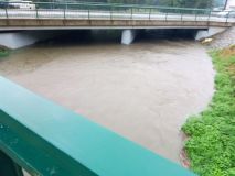 V Pardubickém kraji již spadlo přes 150 mm vody, na několika místech již toky dosáhly třetího povodňového stupně, a pršet ještě nepřestane, silničáři uzavírají některé úseky