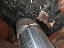 Závada na komínovém tělese způsobila požár střechy domu