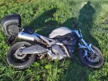 Stálo za nehodou nesprávné předjíždění? Na silnici II/312 v Dolní Lipce se střetla dodávka s motocyklem