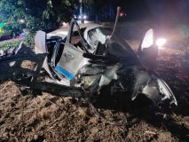 Řidič osobního vozidla narazil do stromu a zůstal zaklíněný ve zdemolovaném voze. Na místě zasahoval vrtulník