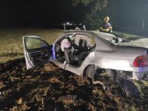 Řidič osobního vozidla narazil do stromu a zůstal zaklíněný ve zdemolovaném voze. Na místě zasahoval vrtulník