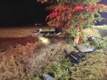 Řidič osobního vozidla narazil do stromu a zůstal zaklíněný ve zdemolovaném voze. Na místě zasahoval vrtulník