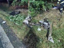 Řidič osobního vozidla narazil do stromu a zůstal zaklíněný ve zdemolovaném voze. Na místě zasahoval vrtulník