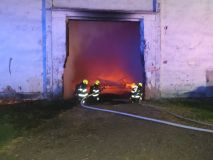 Obrazem: Velmi náročný zásah měli v noci hasiči při požáru zemědělského objektu v obci Srub