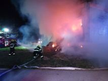 Obrazem: Velmi náročný zásah měli v noci hasiči při požáru zemědělského objektu v obci Srub