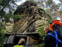 Náročná záchrana muže v obtížně přístupném terénu