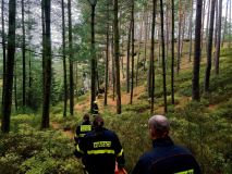 Náročná záchrana muže v obtížně přístupném terénu