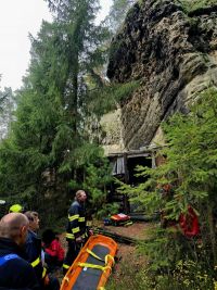 Náročná záchrana muže v obtížně přístupném terénu