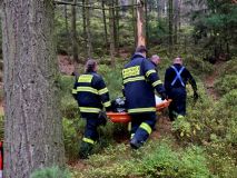 Náročná záchrana muže v obtížně přístupném terénu