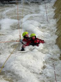 Obrazem: Při pádu do řeky, zejména u jezu, vás může semlít vodní válec. Jak se zachraňuje člověk z divoké vody, trénovali hasiči