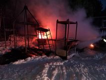 Hasiči ve středu večer vyjížděli k požáru sklepa do Opatovic nad Labem, o pár hodin později začalo hořet v lomu ve Chvaleticích