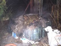 Hořela budova, na další komín, a jinde se vzňal kompostér. Hasiči byli druhý březnový večer v permanenci