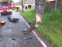 Po nárazu vozu do stromu u Jablonného na Orlicí se tři cestující zranili, u Jevíčka, jeden