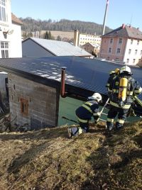 Ve střešním prostoru garáže v Brněnci začalo hořet