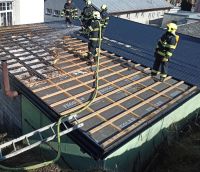 Ve střešním prostoru garáže v Brněnci začalo hořet