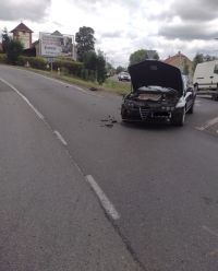 Auto skončilo na boku, k nehodě vyjížděli také záchranáři