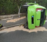 Auto skončilo na boku, k nehodě vyjížděli také záchranáři