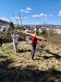 Gymnazisté pomohli s obnovou lokality Pahorek u nádraží