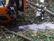 Nákladní auto převážející asfalt se převrátil na střechu do příkopu v blízkosti potoka