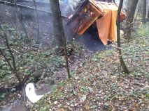 Nákladní auto převážející asfalt se převrátil na střechu do příkopu v blízkosti potoka