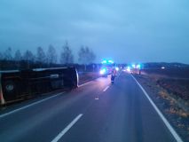V obci Ostrov u Lanškrouna se srazilo osobní auto a dodávka. Při nehodě došlo ke zranění