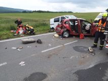 V Damníkově se střetla tři auta, v Lukavici a v Bohuňovicích skončila auta koly vzhůru a ve Svitavách boural cyklista s autem